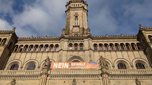 Welfenschloss mit Banner "Nein zu Gewalt gegen Frauen"