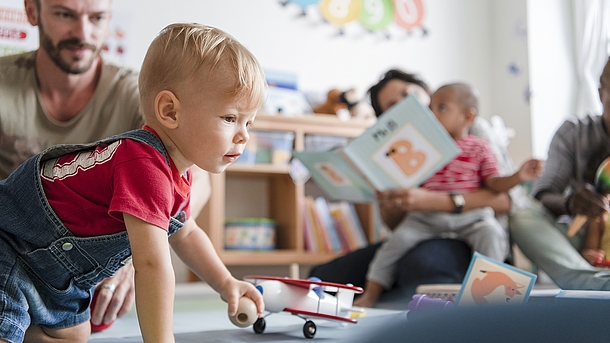 Kinder mit ihren Eltern in einer Kita