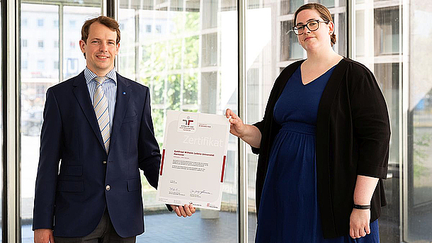 Björn Klages und Joana Rieck vom Hochschulbüro für ChancenVielfalt mit dem Zertifikat "audit familiengerechte hochschule"
