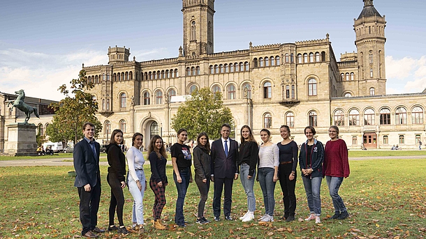 Teilnehmerinnen des Niedersachsen-Technikums an der Leibniz Universität im Wintersemester 2019/2020 mit dem Präsidenten Prof. Dr. iur. Volker Epping der Leibniz Universität Hannover