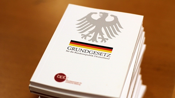 Stapel „Grundgesetz" Bücher