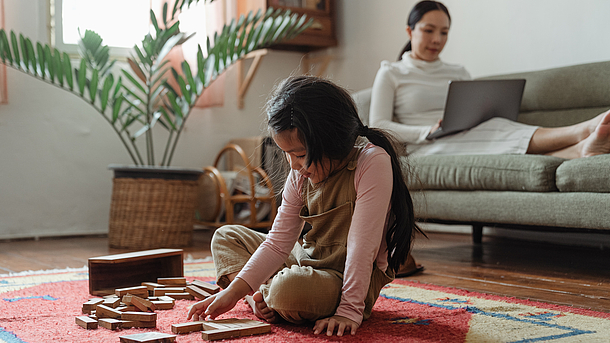 Mädchen spielt und Mutter arbeitet. Photo by Ketut Subiyanto from Pexels.jpg