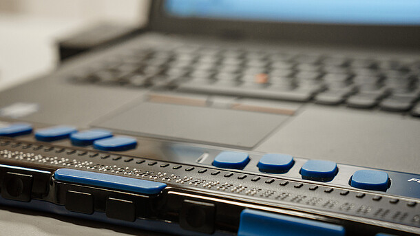 Laptop mit einer Brailletastatur