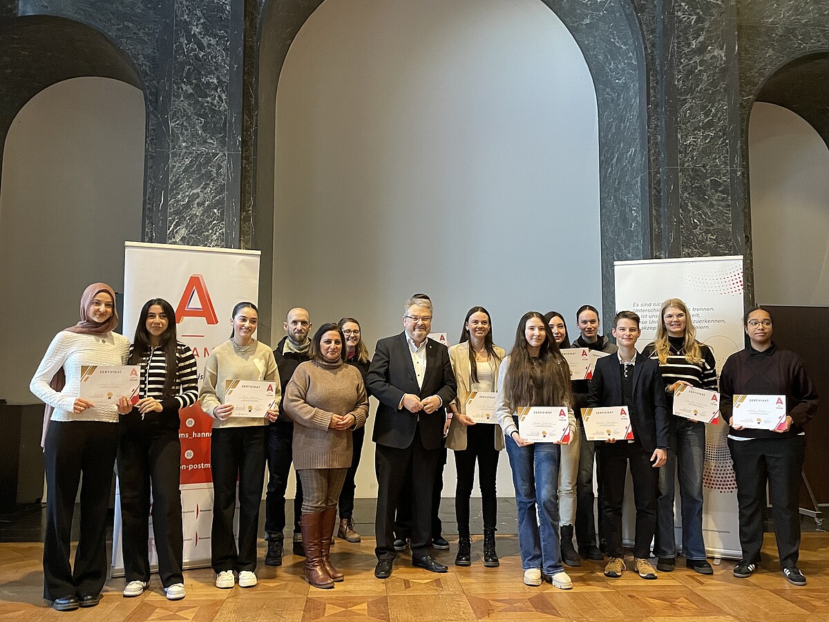 Gruppenbild aller A-Teammitglieder, die ein Zertifikat erhalten haben