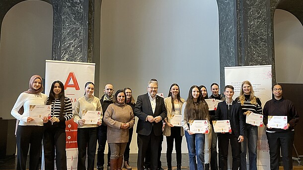 Gruppenbild aller A-Teammitglieder, die ein Zertifikat erhalten haben