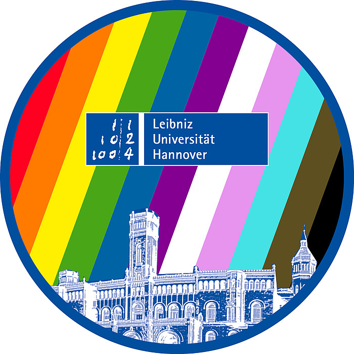 rundes Logo mit dem Welfenschloss der LUH und den Pride-Farben im Hintergrund