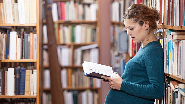 Schwangere Frau in der Bibliothek
