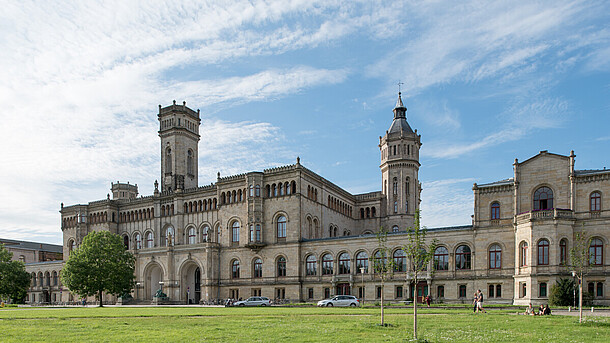 Seitenansicht des Hauptgebäudes der Leibniz Universität Hannover